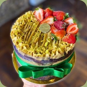Naked cake M pistache com morangos