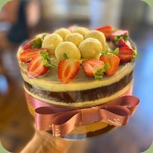 Naked cake G NINHO, morangos e chocolate branco
