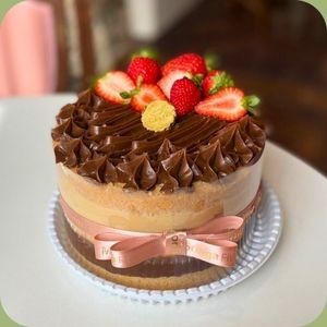 Naked cake M ninho avelã com morangos